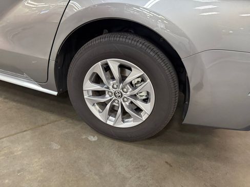 Used 2026 Toyota Sienna XLE FWD image 26