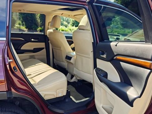 Used 2017 Toyota Highlander Limited AWD/4WD image 41