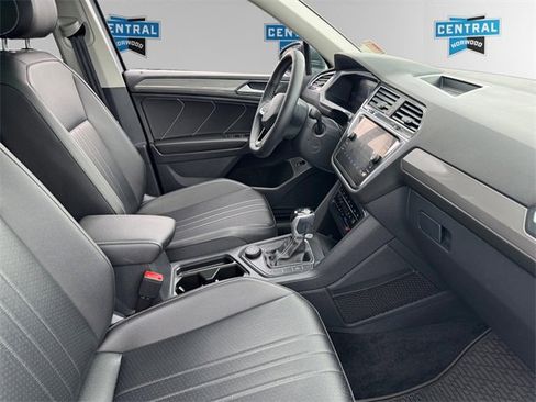 Used 2022 Volkswagen Tiguan SE image 15