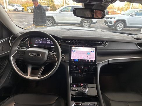 Used 2023 Jeep Grand Cherokee Limited image 23