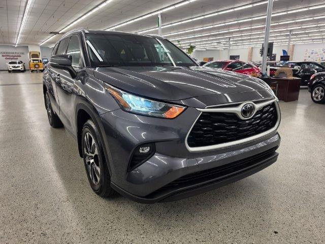 Used 2020 Toyota Highlander XLE AWD/4WD image 4