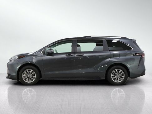 Used 2025 Toyota Sienna XLE AWD/4WD image 2