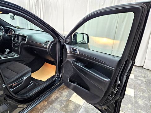Used 2018 Jeep Grand Cherokee Laredo image 12