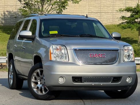 Used 2010 GMC Yukon Denali AWD/4WD image 2