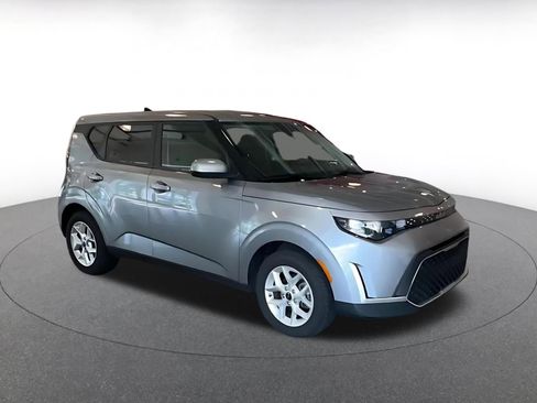 Used 2025 Kia Soul LX w/ LX Technology Package FWD image 2