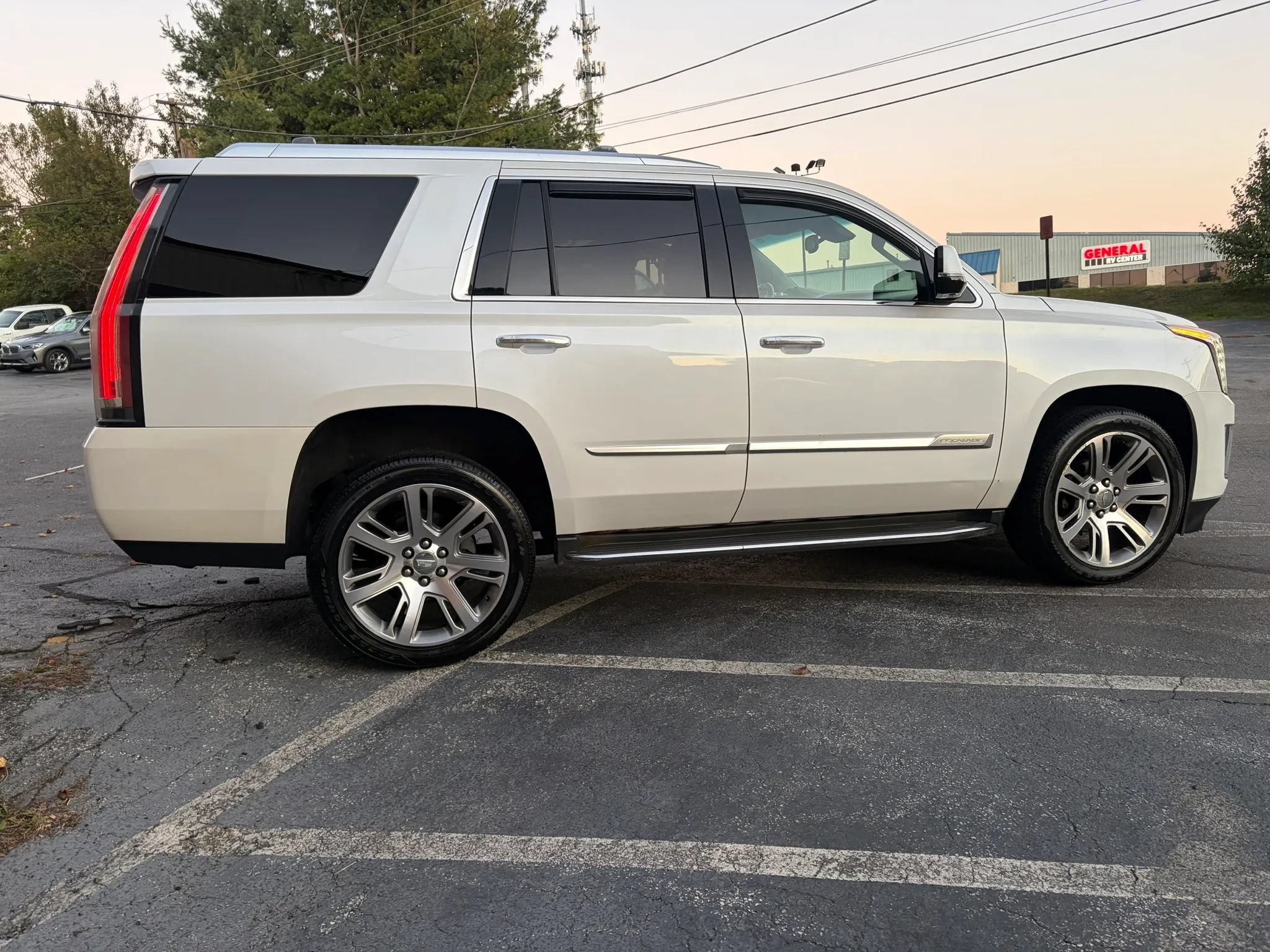 Used 2016 Cadillac Escalade Luxury AWD/4WD image 15