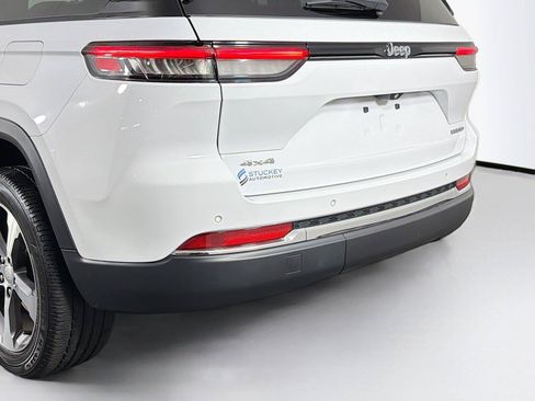 Used 2023 Jeep Grand Cherokee Limited w/ Luxury Tech Group II AWD/4WD image 39