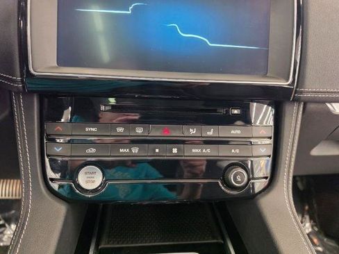 Used 2018 Jaguar F-PACE S AWD/4WD image 19