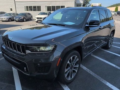 Used 2023 Jeep Grand Cherokee Overland w/ Luxury Tech Group IV AWD/4WD image 3