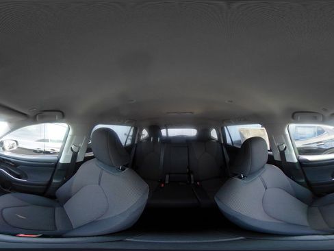 Used 2025 Toyota Highlander LE image 44