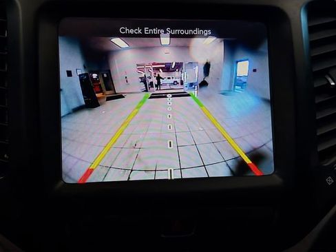 Used 2018 Jeep Cherokee Latitude Plus w/ Cold Weather Group image 12