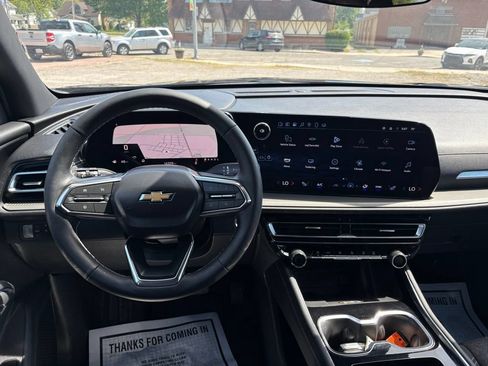 Used 2025 Chevrolet Traverse LT FWD image 28