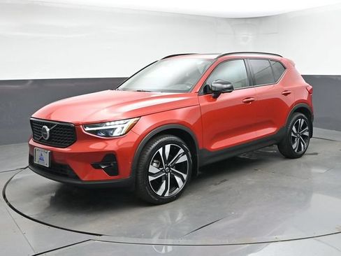 Used 2023 Volvo XC40 B5 Plus w/ Driver Assist Package AWD/4WD image 4