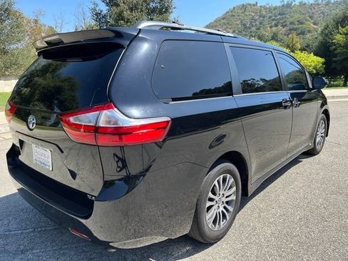 Used 2019 Toyota Sienna XLE Premium w/ Carpet Mat Package FWD image 7