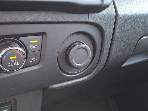 Used 2025 Nissan Frontier SV w/ SV Convenience Package image 24