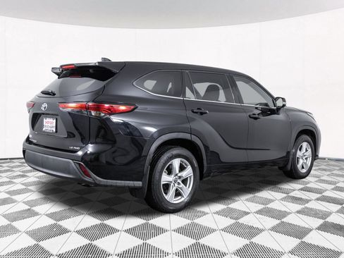 Used 2022 Toyota Highlander LE AWD/4WD image 19