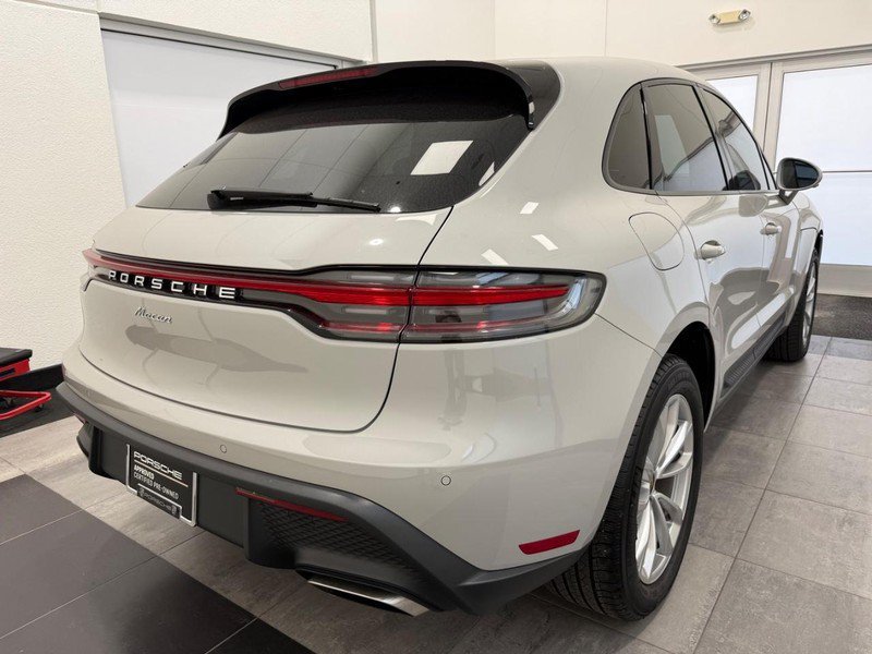 Certified 2025 Porsche Macan AWD/4WD image 7