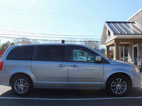 Used 2015 Dodge Grand Caravan SE image 4
