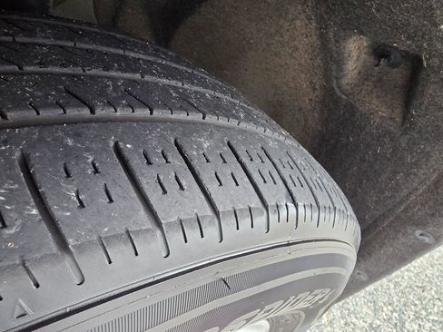 Used 2024 Chrysler Pacifica Touring-L FWD image 10