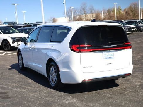 Used 2024 Chrysler Pacifica Touring-L FWD image 5