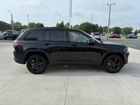 Used 2023 Jeep Grand Cherokee Limited w/ Black Appearance Package AWD/4WD image 9
