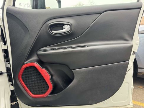 Used 2015 Jeep Renegade Trailhawk image 29