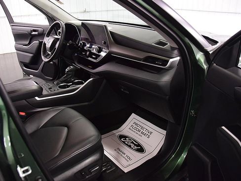 Used 2023 Toyota Highlander XLE image 30