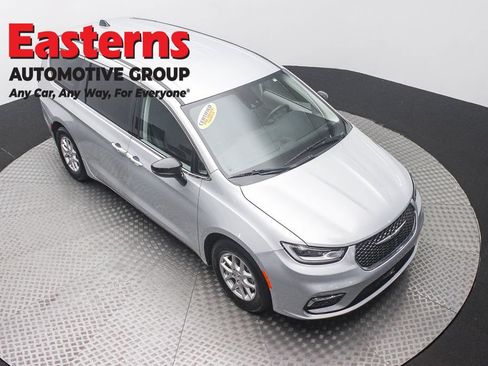 Used 2024 Chrysler Pacifica Touring-L FWD image 3