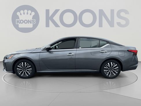 Used 2024 Nissan Altima 2.5 SV FWD image 2