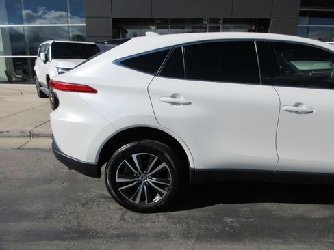 Used 2021 Toyota Venza LE image 12