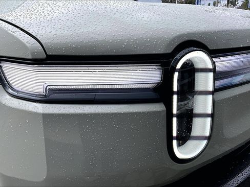 Used 2025 Rivian R1S Premium image 29