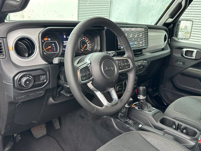 Used 2026 Jeep Wrangler Unlimited Sahara AWD/4WD image 32