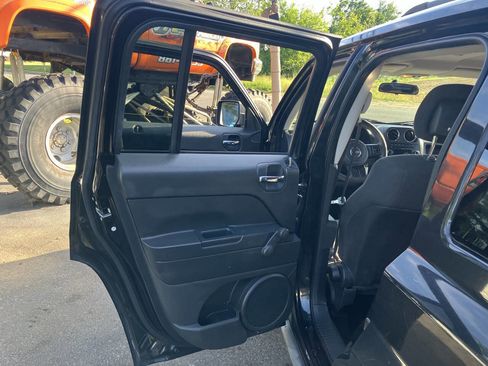 Used 2011 Jeep Patriot Sport w/ Tire & Wheel Group AWD/4WD image 19