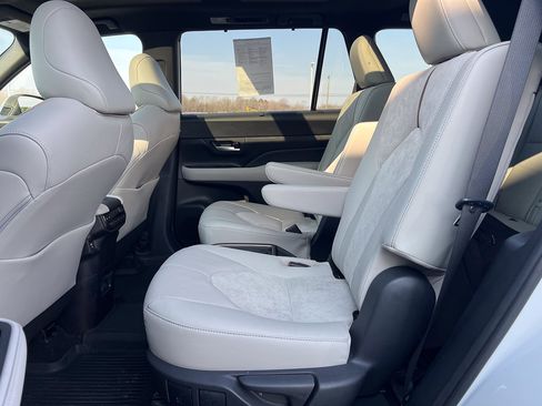 Used 2024 Toyota Grand Highlander AWD Hybrid image 33