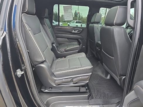 Used 2022 Chevrolet Suburban Premier image 33