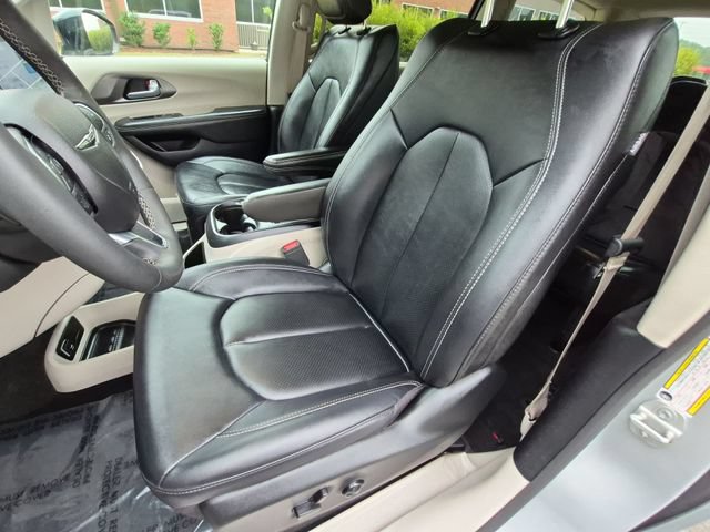 Used 2024 Chrysler Pacifica Touring-L FWD image 27