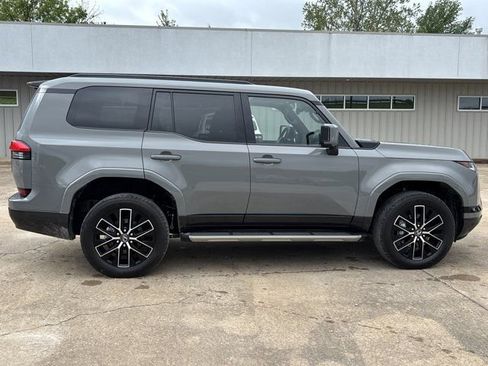 Used 2025 Lexus GX 550 AWD/4WD image 2