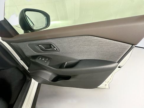 Used 2023 Nissan Rogue S AWD/4WD image 30