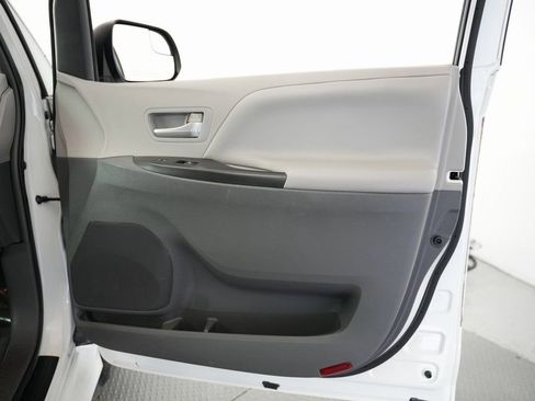 Used 2018 Toyota Sienna LE w/ Carpet Mat Package image 49