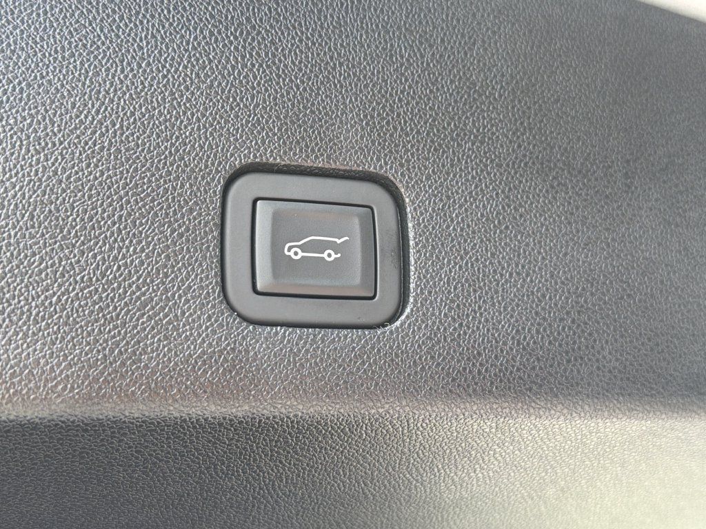 Certified 2025 Cadillac XT6 Luxury FWD image 14