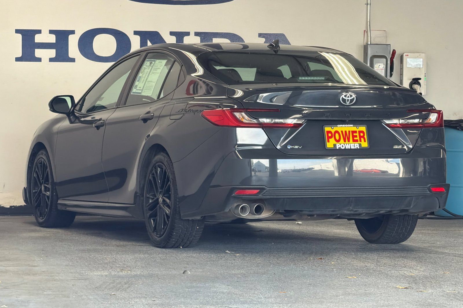 Used 2025 Toyota Camry SE FWD image 5