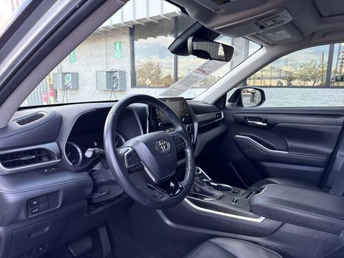 Used 2020 Toyota Highlander XLE image 11