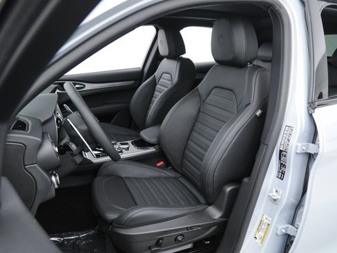 New 2025 Alfa Romeo Stelvio Sprint w/ Veloce Package AWD/4WD image 18