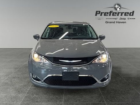 Used 2020 Chrysler Pacifica Touring w/ Cold Weather Group FWD image 12