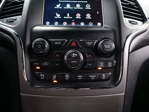 Used 2021 Jeep Grand Cherokee Laredo w/ Security & Convenience Group AWD/4WD image 19