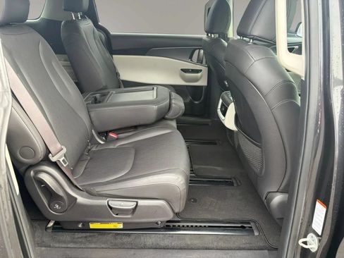 Used 2024 Kia Carnival LX FWD image 30