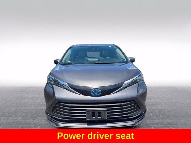 Used 2025 Toyota Sienna XLE FWD image 2