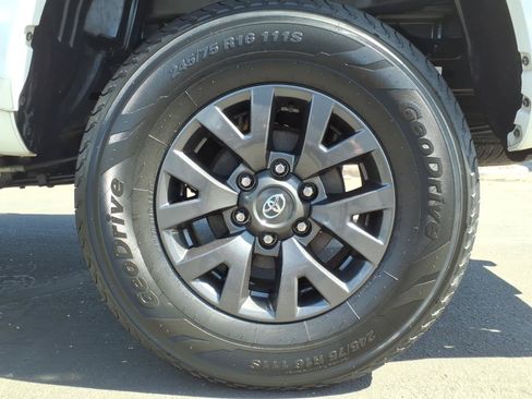 Certified 2023 Toyota Tacoma SR5 AWD/4WD image 10