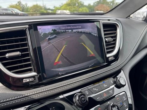 Used 2025 Chrysler Pacifica Limited FWD image 47