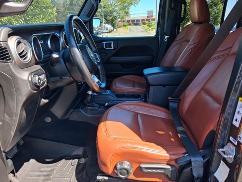 Used 2018 Jeep Wrangler Unlimited Sahara w/ Uconnect 4C Nav & Sound Group AWD/4WD image 18